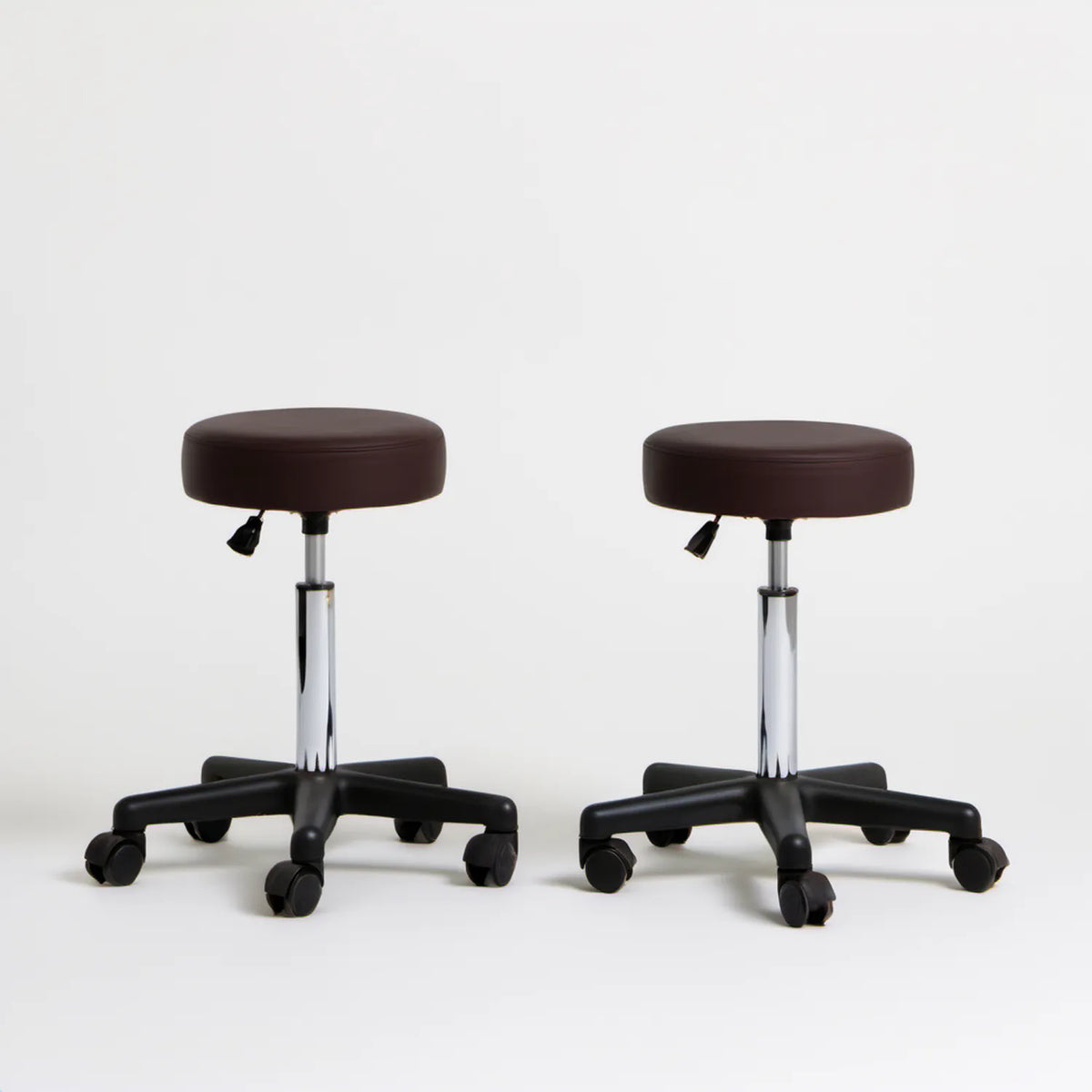 Zestaw 2 brązowych stołków obrotowych z ekoskóry, regulacja wysokości 45-60 cm, Ø 33 cm